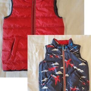 Mini Boden reversible puffer vest planes red 5-6